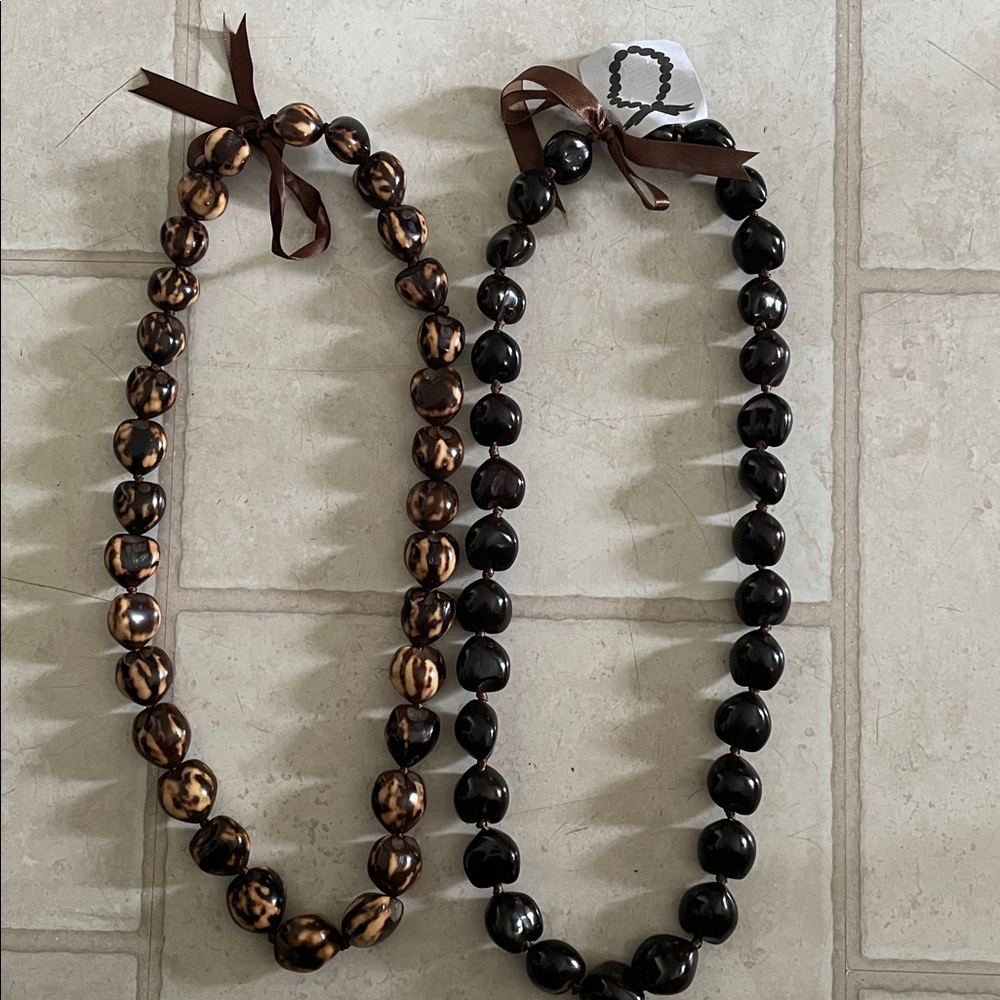 Hawaiian kukui nuts lei lot of 2, New without tag
Brown in color